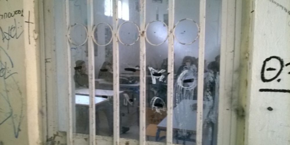 Χανιά: Τραγικές συνθήκες σε αίθουσα του 1ου ΕΠΑΛ – Μούχλα και παγωνιά (φωτο)