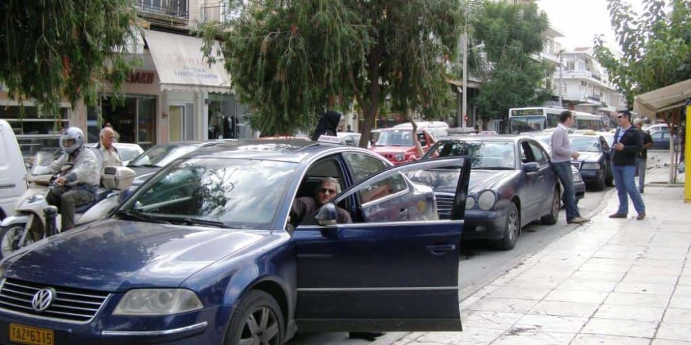 Χανιώτης ταξιτζής βρήκε τσαντάκι με 4.500 ευρώ και το παρέδωσε – Δεν είχε χαθεί μέσα στο αμάξι του