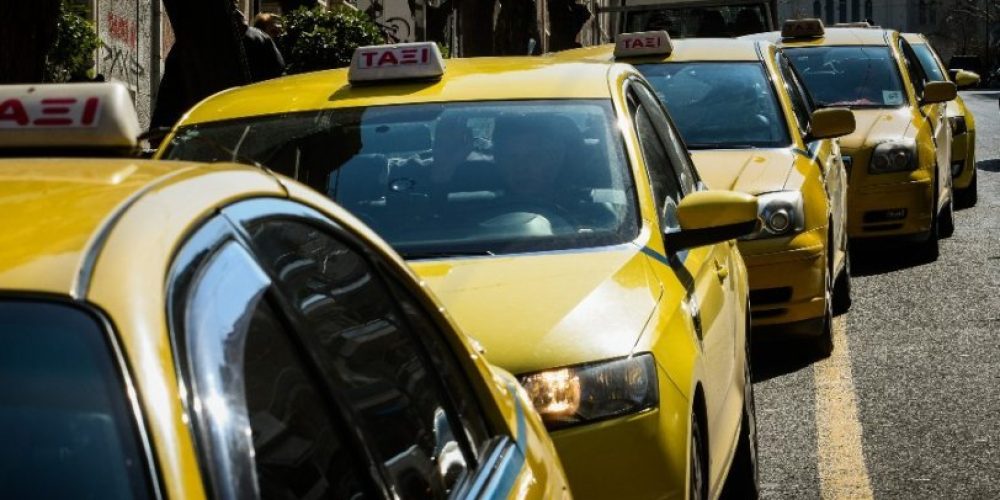 Οδηγός ταξί «πιάστηκε στα χέρια» με πελάτη για τη μάσκα και το αντίτιμο