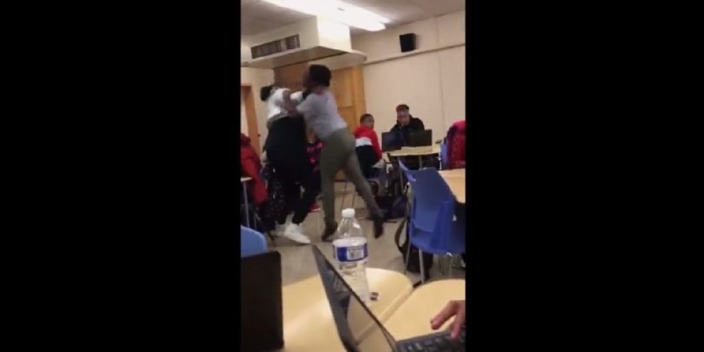 Καθηγήτρια εκτός εαυτού επιτίθεται σε μαθήτριά της με μπουνιές μέσα στην τάξη (video)