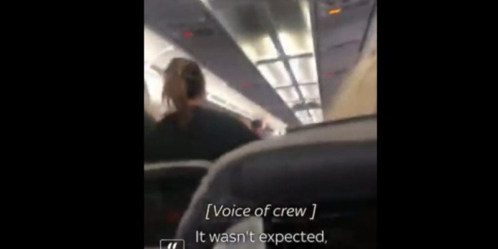 Συγκίνηση για επιβάτες και πλήρωμα της τελευταίας πτήσης της Thomas Cook(βίντεο)