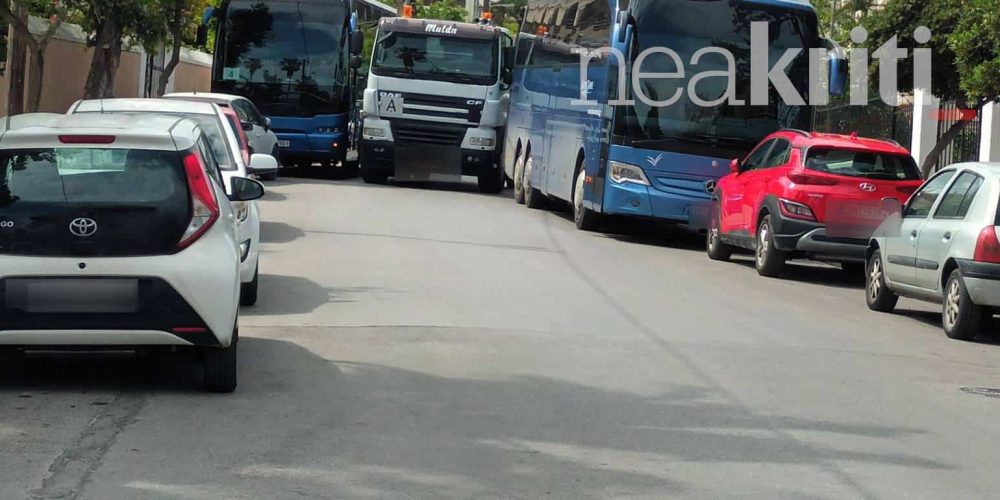 Χανιά: Αλαλούμ με τη στάθμευση λεωφορείων στην Χαλέπα – Καθημερινό μποτιλιάρισμα και σκηνές αναρχίας (video)