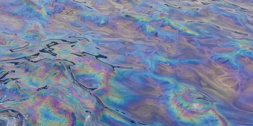 Χανιά: Εικόνες ντροπής – Θαλάσσια ρύπανση και έντονη οσμή πετρελαίου στην Γραμβούσα (φωτο – video)