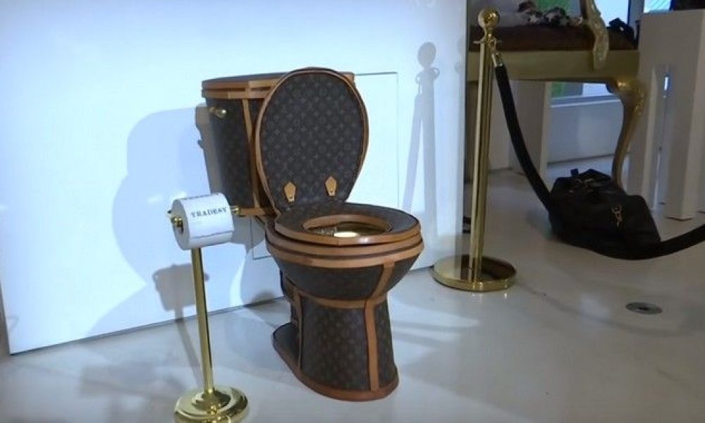 Απίστευτο και όμως αληθινό χρυσή τουαλέτα φτιαγμένη από τσάντες Louis Vuitton! (video)