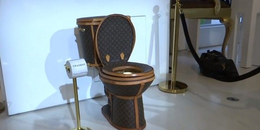 Απίστευτο και όμως αληθινό χρυσή τουαλέτα φτιαγμένη από τσάντες Louis Vuitton! (video)