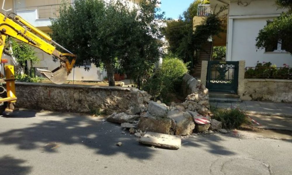 Δήμος Χανίων: Έριξε τοιχίο οικείας στη Ν.Χώρα (photo-video)