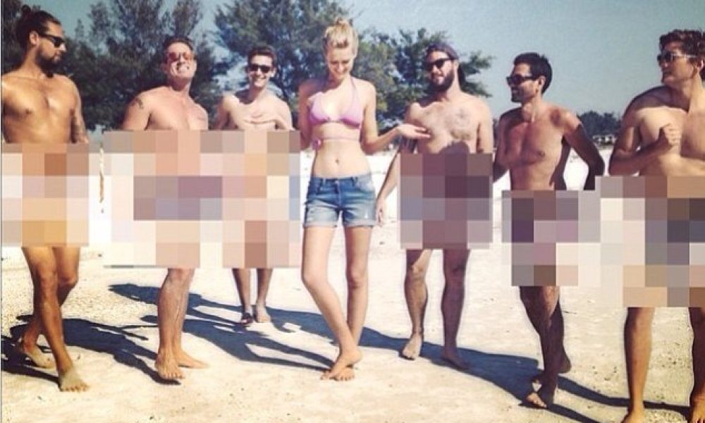 Toni Garrn: Τι κάνει η κοπέλα του DiCaprio ανάμεσα σε έξι γυμνούς άντρες;