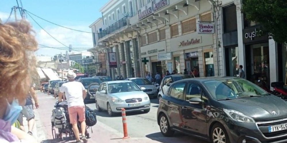 Χανιά: Το κυκλοφοριακό «πνίγει» τους τουρίστες – Μεγάλα παράπονα για ταξί, λεωφορεία, έλλειψη πάρκινγκ