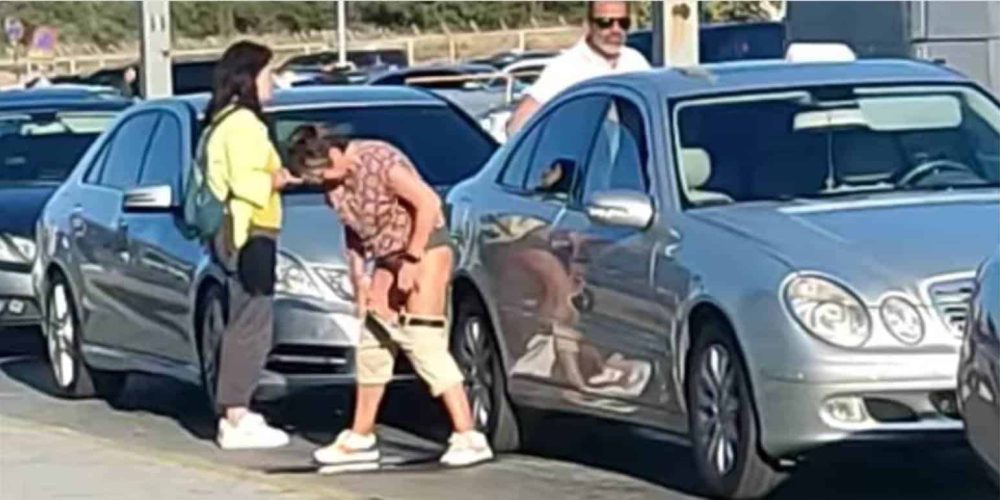 Κρήτη: Εικόνα ντροπής – Τουρίστρια κατέβασε το παντελόνι της και έκανε την ανάγκη της στην πιάτσα των ταξί (video)
