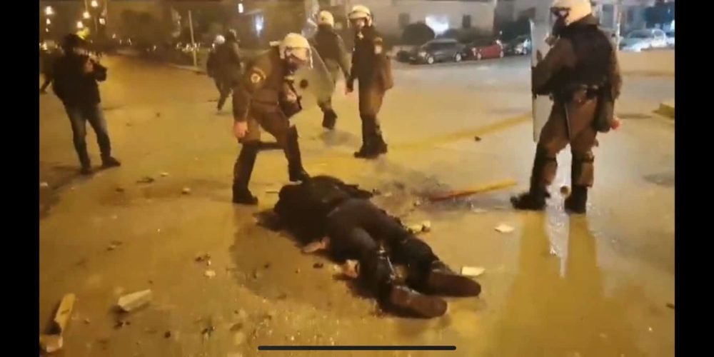 «Πόλεμος» στη Νέα Σμύρνη: Πολιορκούν το Αστυνομικό Τμήμα, μολότοφ και χημικά – Σοβαρά τραυματίας αστυνομικός (φωτο)