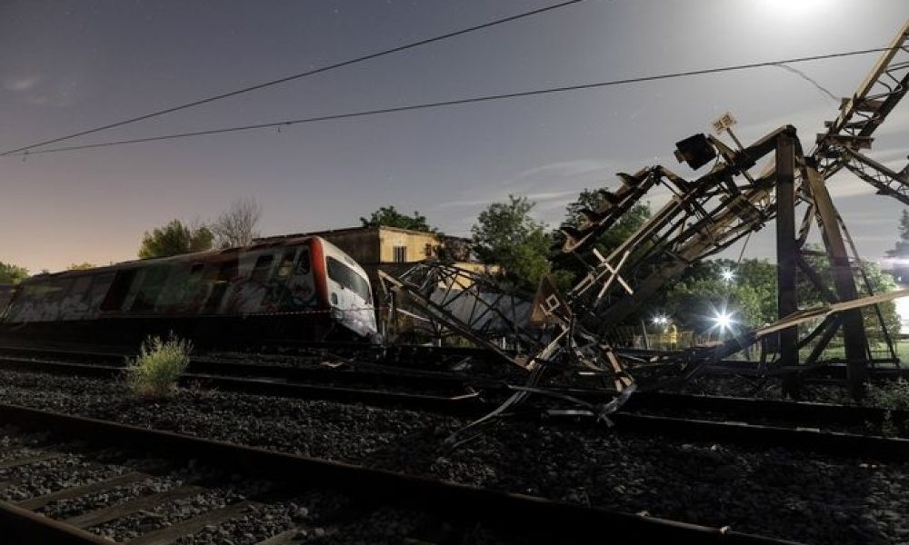 Εκτροχιασμός τρένου έξω από τη Θεσσαλονίκη - Δύο νεκροί, τρεις σοβαρά τραυματίες