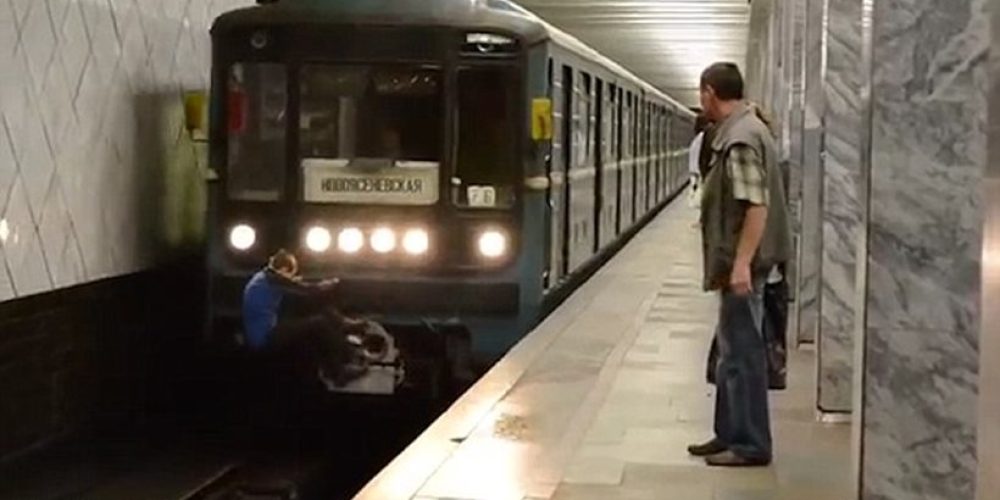 Απίστευτο βίντεο: Κρεμάστηκε από τη «μάσκα» του συρμού του μετρό για να μην πληρώσει εισιτήριο