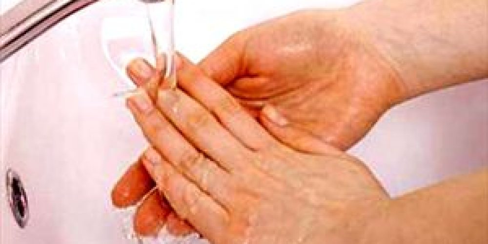 Το τρίψιμο των χεριών αυξάνει τον κίνδυνο μόλυνσης