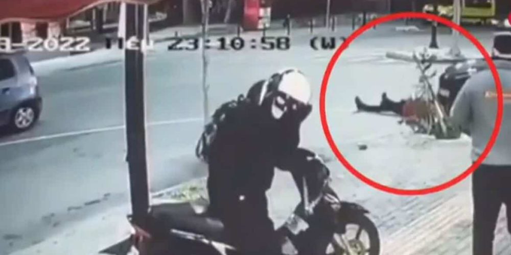 Αστυνομικός «καρφώθηκε» σε ΙΧ που πήγαινε αντίθετα και πετάχτηκε 10 μέτρα μακριά (video)