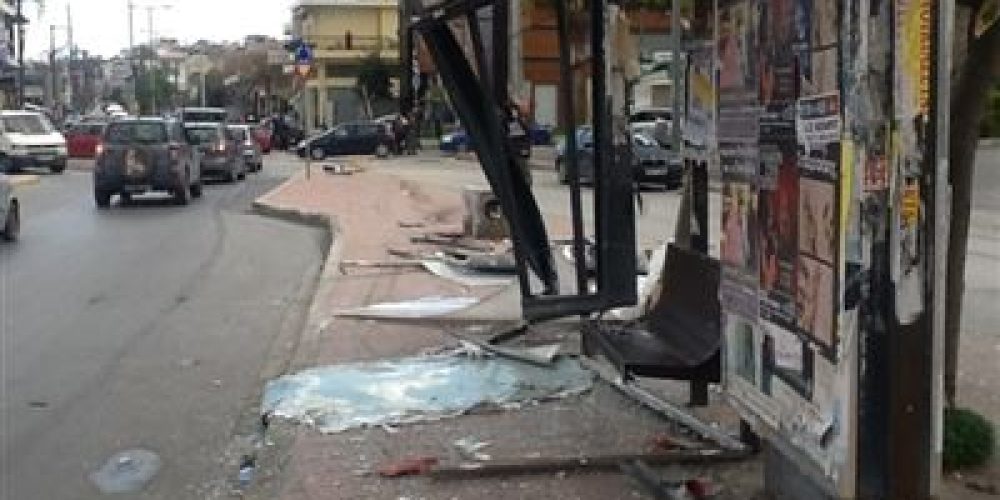 Κρήτη: Ι.Χ. αυτοκίνητο έπεσε σε στάση λεωφορείων