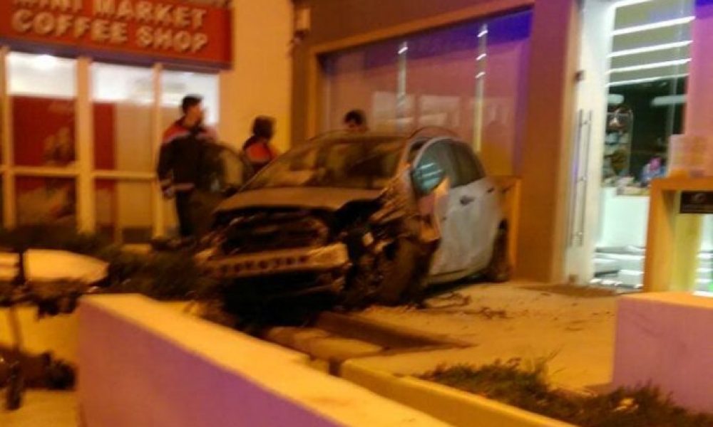 Χανιά: Ιπτάμενο αυτοκίνητο κατέληξε στην πόρτα φαρμακείου! Απίστευτο τροχαίο (Photos)