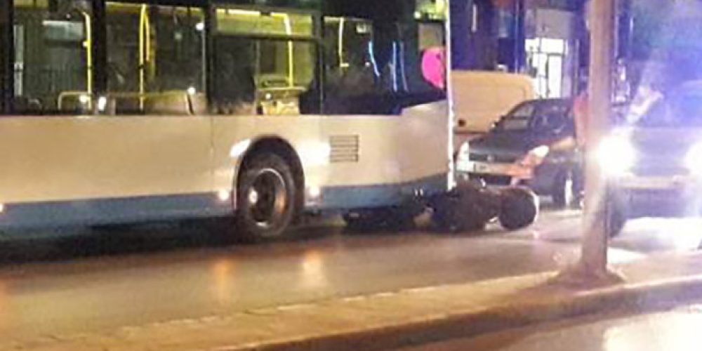 Νέο σοκαριστικό τροχαίο στην Κρήτη – Μηχανάκι καρφώθηκε σε λεωφορείο  (Photos)