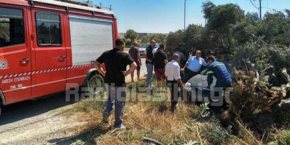 Σοκαριστικό τροχαίο στην Κρήτη: Το αυτοκίνητο έπεσε πάνω σε ελιά