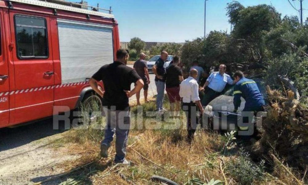 Σοκαριστικό τροχαίο στην Κρήτη: Το αυτοκίνητο έπεσε πάνω σε ελιά