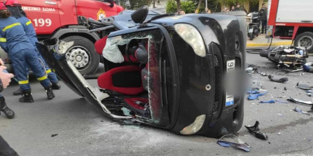 Τρομαχτικό τροχαίο – Οδηγός μηχανής «καρφώθηκε» στην καμπίνα Smart (φωτο)