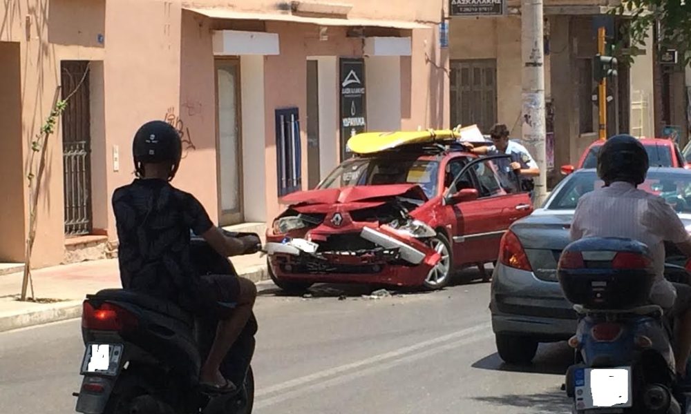 Χανιά: Τροχαίο στο κέντρο της πόλης Σφοδρή σύγκρουση αυτοκινήτων (Photos)