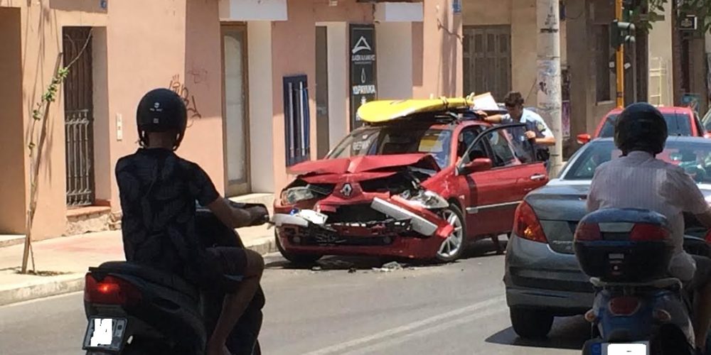 Χανιά: Τροχαίο στο κέντρο της πόλης  Σφοδρή σύγκρουση αυτοκινήτων (Photos)