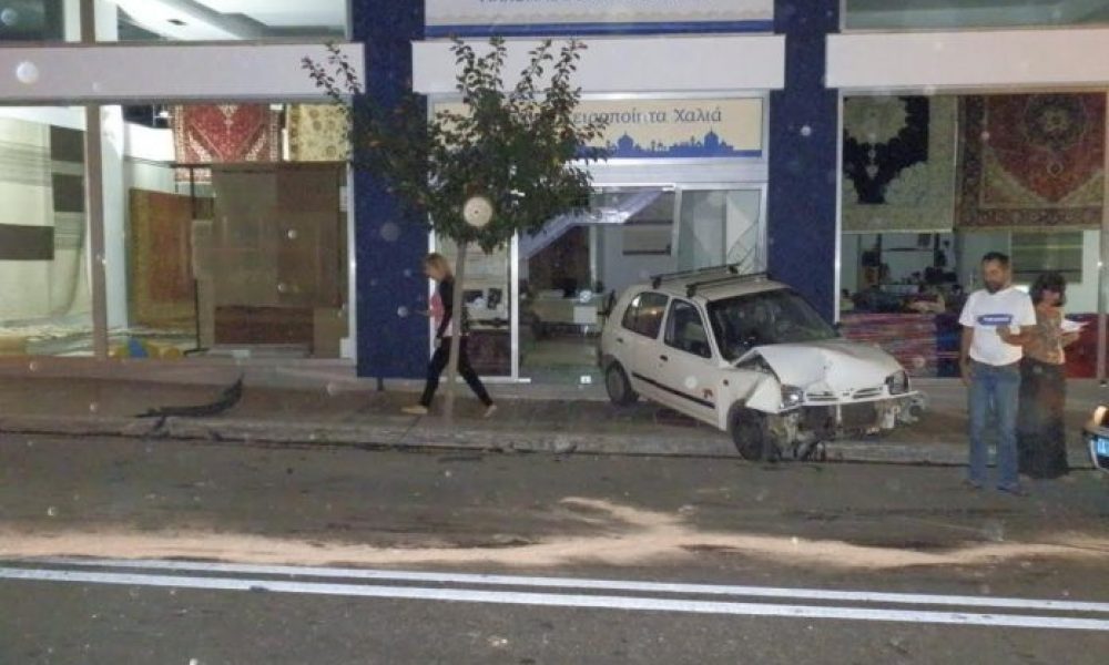 Χανιά: Απίστευτο τροχαίο Ι.Χ έπεσε σε σταθμευμένο αυτοκίνητο και το κάρφωσε σε βιτρίνα καταστήματος (Photos)