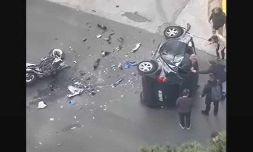 Η στιγμή που ο οδηγός του Smart βγαίνει από το αυτοκίνητο μετά το θανατηφόρο τροχαίο (video)