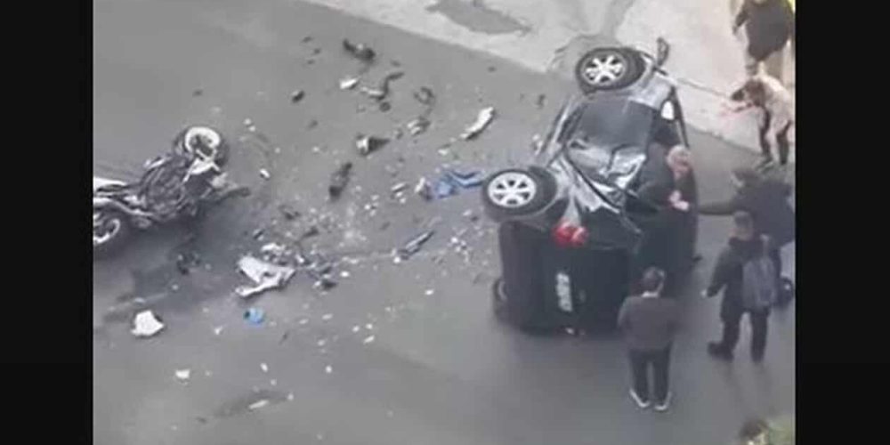 Η στιγμή που ο οδηγός του Smart βγαίνει από το αυτοκίνητο μετά το θανατηφόρο τροχαίο (video)