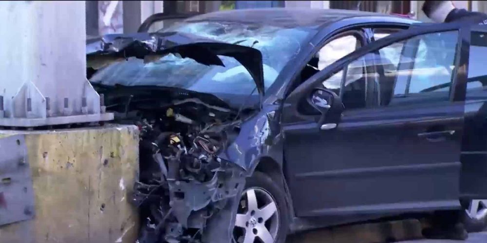 Νεκρός 30χρονος οδηγός – Καρφώθηκε σε κολώνα – Δύο τραυματίες από τη σύγκρουση (φωτο – video)
