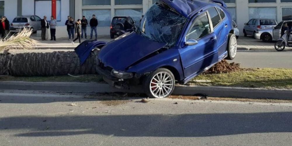 Τρομακτικό τροχαίο στην Κρήτη – Αυτοκίνητο ξερίζωσε φοίνικα – Ένα άτομο στο νοσοκομείο (φωτο)