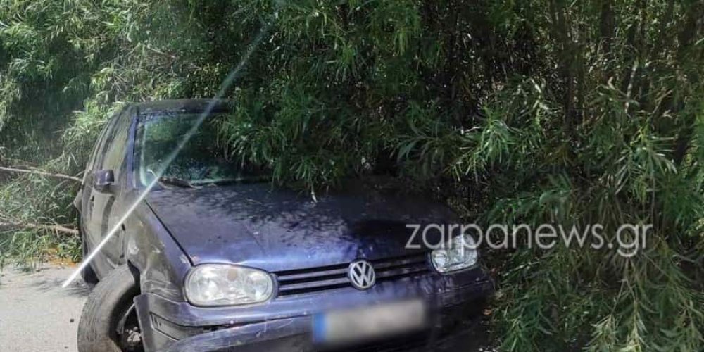Χανιά: Τροχαίο στην Εθνική – Έφυγε από το δρόμο και “καρφώθηκε” στα δέντρα (φωτο)