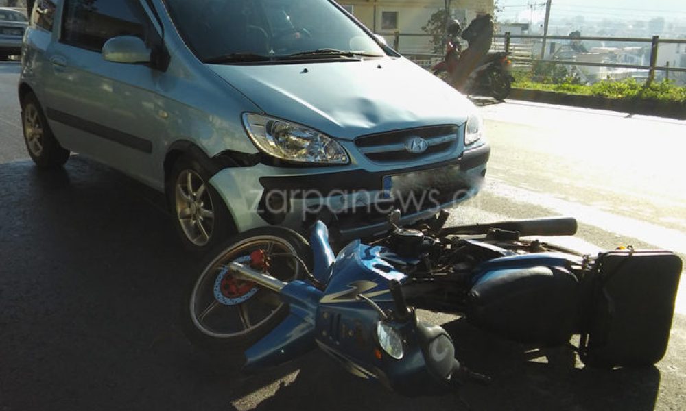 Τροχαίο με τραυματισμό στα Χανιά: Στις ρόδες του αυτοκινήτου το μηχανάκι (Photos)