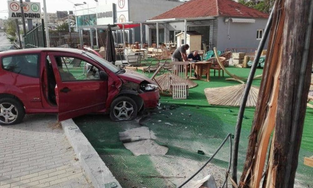 Μπαράζ τροχαίων στα Χανιά Κι άλλο αμάξι έπεσε σε κολόνα (Photos)