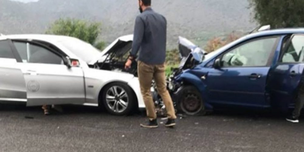Κρήτη: Μετωπική σύγκρουση στην Εθνική οδό με τέσσερις τραυματίες  Στο   Νοσοκομείο κι ένα παιδί
