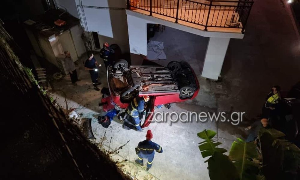 Χανιά: Αυτοκίνητο προσγειώθηκε ανάποδα σε αυλή - Εγκλωβίστηκαν δύο παιδιά και μία γυναίκα (φωτο)