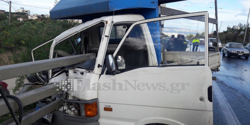 Φορτηγό καρφώθηκε στα κιγκλιδώματα στην εθνική οδό στην Κρήτη (φωτο)