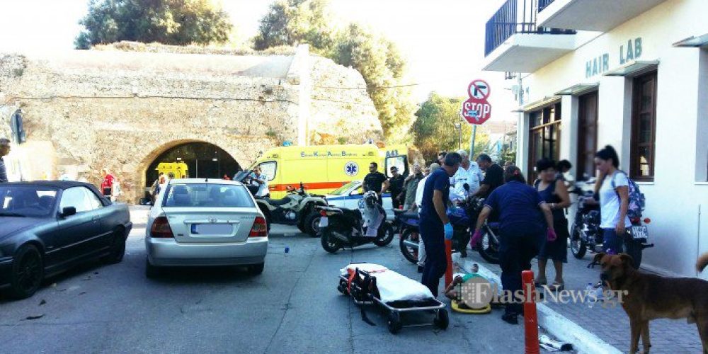 Τρεις τραυματίες σε σύγκρουση γουρούνας με μοτοσικλέτα στην παλιά πόλη Χανίων (φωτο)