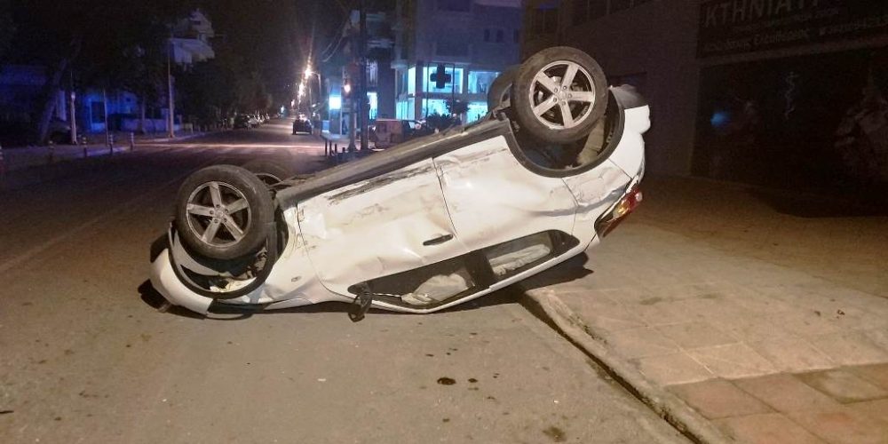 Χανιά: Αυτοκίνητο κατέληξε ανάποδα μετά από τροχαίο στο κέντρο της πόλης (φωτο)