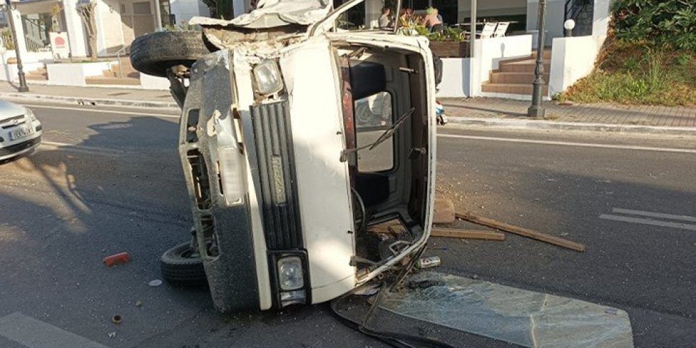 Χανιά: Τροχαίο ατύχημα στην Αγιά Μαρίνα – Όχημα αναποδογύρισε (φωτο)