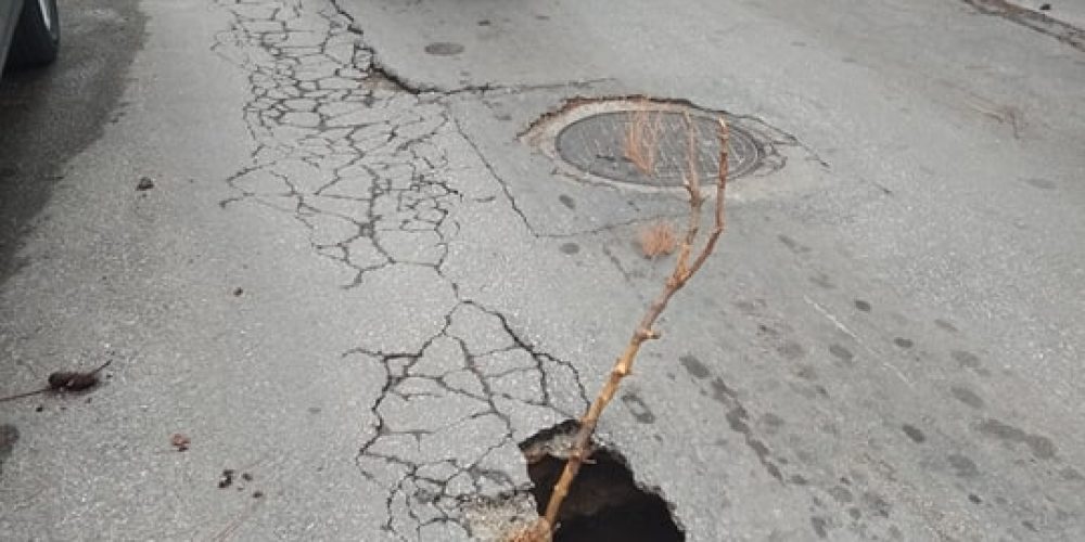 Χανιά: Παγίδα στη μέση του δρόμου – Τρύπησε το κούφιο οδόστρωμα (φωτο)