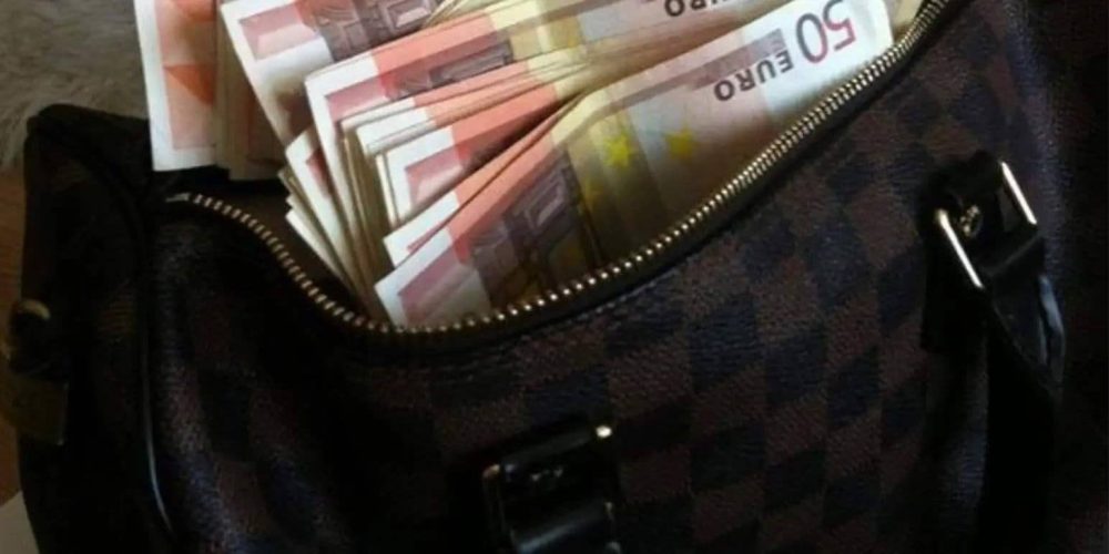 Χανιώτης βρήκε τσαντάκι με 550 ευρώ και τα επέστρεψε