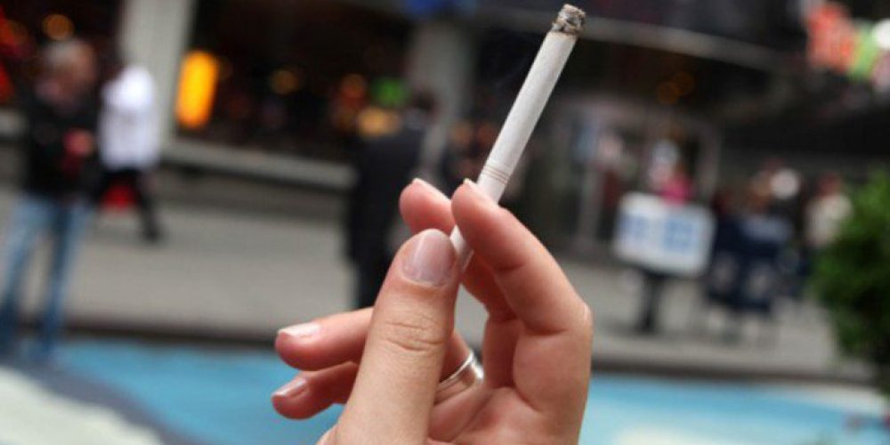 Απίστευτο: Καθαρίστρια κάπνιζε μέσα στο ΠΑΓΝΗ! Θα πληρώσει πρόστιμο και η διευθύντρια