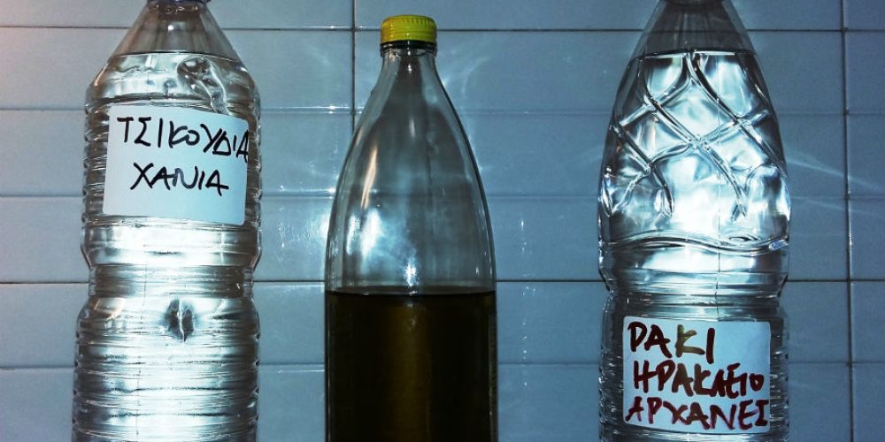 Προσοχή… Κίνδυνος η τσικουδιά σε πλαστικά μπουκάλια