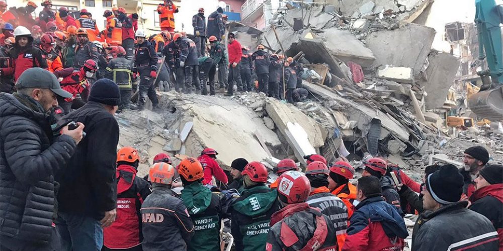 Σεισμός 6,8 ρίχτερ στην Τουρκία: Τουλάχιστον 20 νεκροί, 1.015 τραυματίες και ανυπολόγιστες καταστροφές