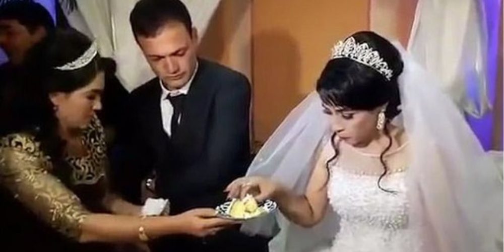Βίντεο σοκ: Γαμπρός χαστουκίζει άγρια νύφη επειδή… αστειεύτηκε με την τούρτα