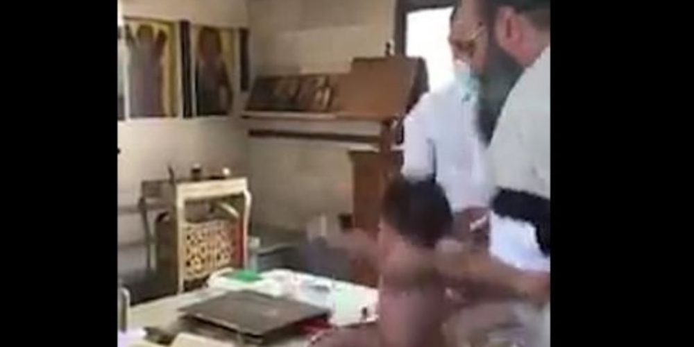 Χαμός με βάφτιση – «Σιγά με το μωρό» φώναζαν οι γονείς στον ιερέα – Κατέληξε στο νοσοκομείο! (video)