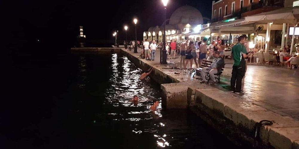 Βέλγοι τουρίστες βούτηξαν στα νερά του Ενετικού Λιμανιού Χανίων, γιορτάζοντας την πρόκριση! (φωτο)