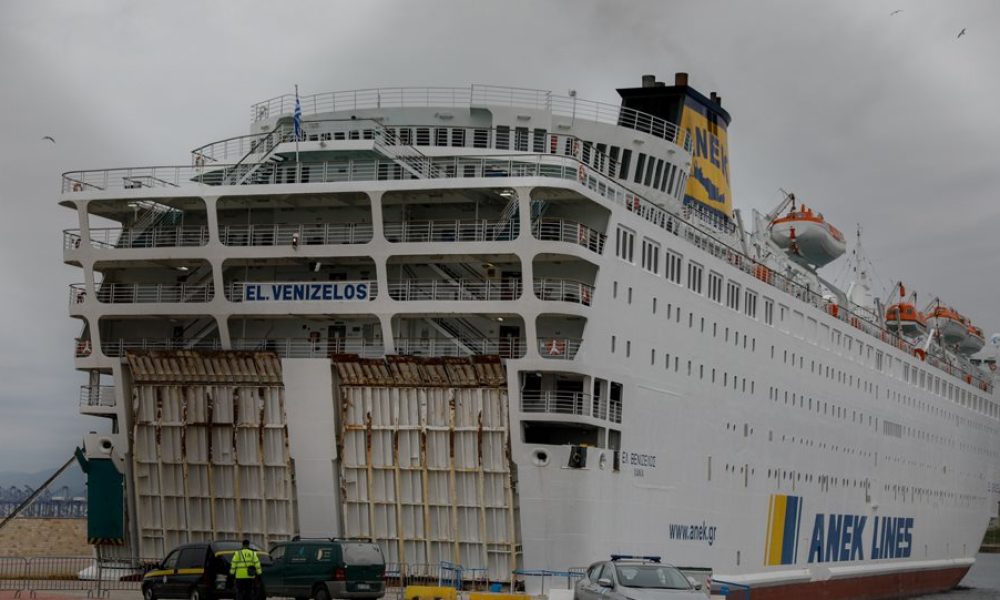 Υγειονομική «βόμβα» το πλοίο «Ελεύθεριος Βενιζέλος» μετά τα 119 θετικά κρούσματα - Έδεσε στο λιμάνι (video)