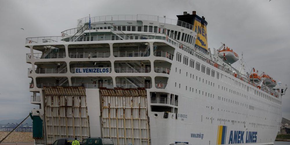 Υγειονομική «βόμβα» το πλοίο «Ελεύθεριος Βενιζέλος» μετά τα 119 θετικά κρούσματα – Έδεσε στο λιμάνι (video)